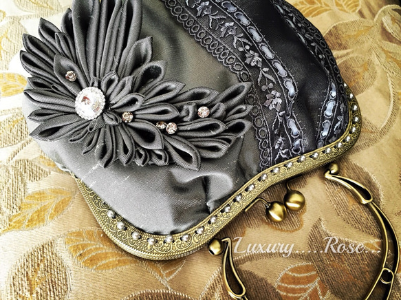リニューアル 大人シルバーグレーのシルク織りの光沢が気品漂う バッグandコサージュ  イタリア製高級ボタン使用 がま口 4枚目の画像