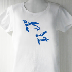 泳いでる！ペンギン白Tシャツ（インク：青） 1枚目の画像