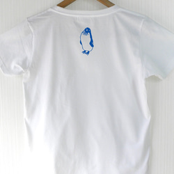 泳いでる！ペンギン白Tシャツ（インク：青） 3枚目の画像