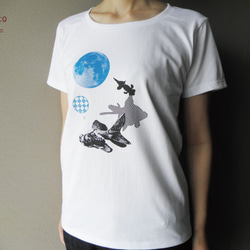 出目金とブルームーンTシャツ　（白/インク：黒青） 3枚目の画像