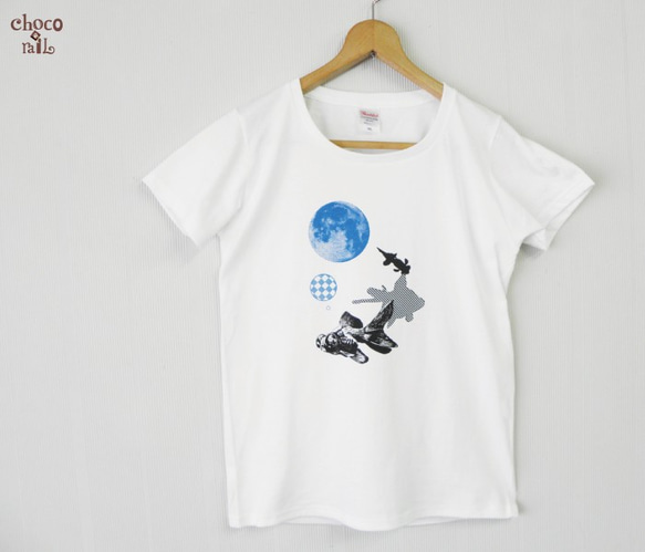 出目金とブルームーンTシャツ　（白/インク：黒青） 2枚目の画像