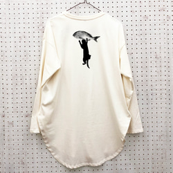 猫 ロングテール 長袖 Tシャツ カットソー アイボリー 裾ラウンド ビッグＴ ナチュラル かわいい 着やせ 3枚目の画像
