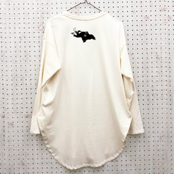 猫 ロングテール 長袖 Tシャツ カットソー アイボリー 裾ラウンド ビッグＴ ナチュラル かわいい 着やせ 6枚目の画像