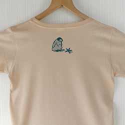星見る ペンギン Tシャツ ナチュラル（インク：紺色） 3枚目の画像