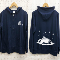 Tシャツ生地の薄手ジップパーカー 星見るペンギン ネイビー 1枚目の画像