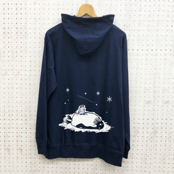 Tシャツ生地の薄手ジップパーカー 星見るペンギン ネイビー 3枚目の画像