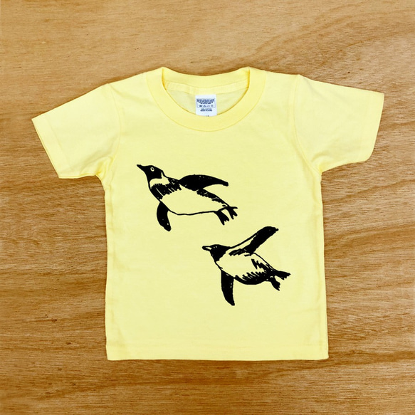 キッズ 泳ぐペンギン 黄色Tシャツ （インク色選べます） 2枚目の画像