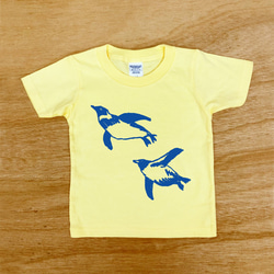 キッズ 泳ぐペンギン 黄色Tシャツ （インク色選べます） 3枚目の画像