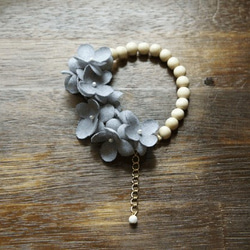 bracelet 【 wood & flower ＊ 布花紫陽花とウッドビーズのブレスレット ＊ gray 】 1枚目の画像