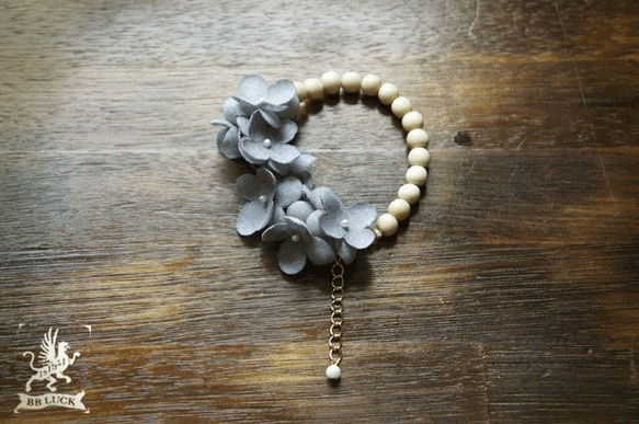 bracelet 【 wood & flower ＊ 布花紫陽花とウッドビーズのブレスレット ＊ gray 】 1枚目の画像