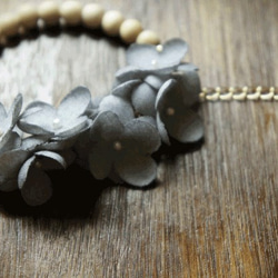 bracelet 【 wood & flower ＊ 布花紫陽花とウッドビーズのブレスレット ＊ gray 】 2枚目の画像