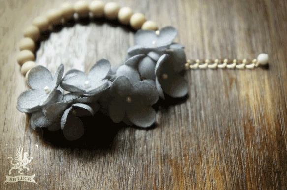 bracelet 【 wood & flower ＊ 布花紫陽花とウッドビーズのブレスレット ＊ gray 】 2枚目の画像