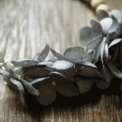 bracelet 【 wood & flower ＊ 布花紫陽花とウッドビーズのブレスレット ＊ gray 】 4枚目の画像