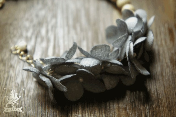 bracelet 【 wood & flower ＊ 布花紫陽花とウッドビーズのブレスレット ＊ gray 】 4枚目の画像