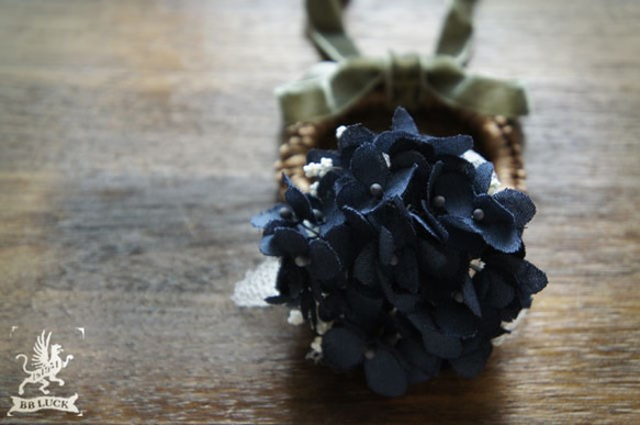 hair tie 【 布花ヘアゴム ＊ hydrangea ＆ ribbon ... navy 】 3枚目の画像