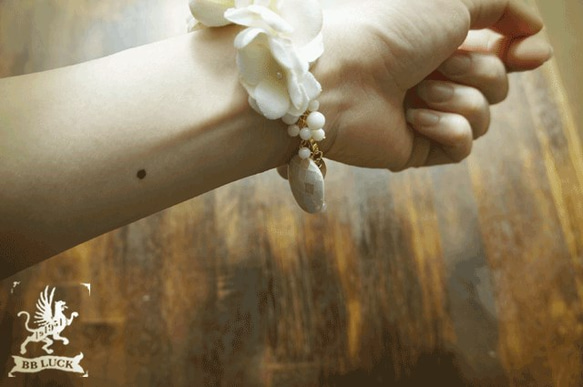 bracelet   【布花紫陽花とウッドビーズのブレスレット】 5枚目の画像