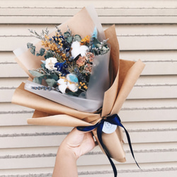 【好花】畢業花束 不要粉嫩系 乾燥花束 中性藍色調乾燥花 牛皮包裝紙 第2張的照片