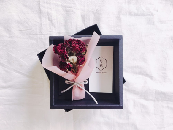 【好花】煙燻粉包裝乾燥玫瑰迷你花束 情人節花束(單束附牛皮黑卡盒)-紅玫瑰 第1張的照片