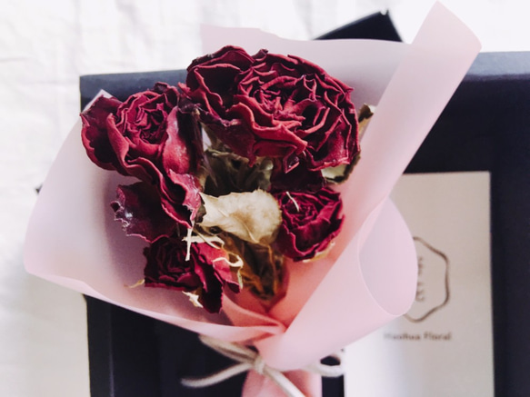 【好花】煙燻粉包裝乾燥玫瑰迷你花束 情人節花束(單束附牛皮黑卡盒)-紅玫瑰 第3張的照片