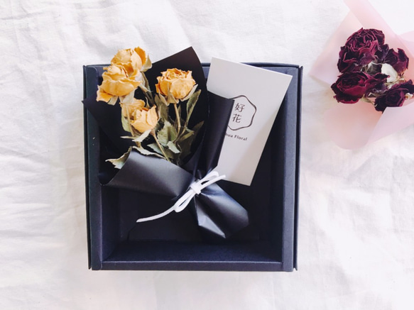 【好花】質感黑包裝乾燥玫瑰迷你花束 情人節花束(單束附牛皮黑卡盒)-黃玫瑰 第1張的照片
