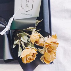 【好花】質感黑包裝乾燥玫瑰迷你花束 情人節花束(單束附牛皮黑卡盒)-黃玫瑰 第2張的照片