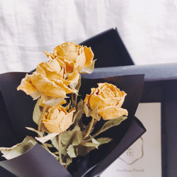【好花】質感黑包裝乾燥玫瑰迷你花束 情人節花束(單束附牛皮黑卡盒)-黃玫瑰 第3張的照片