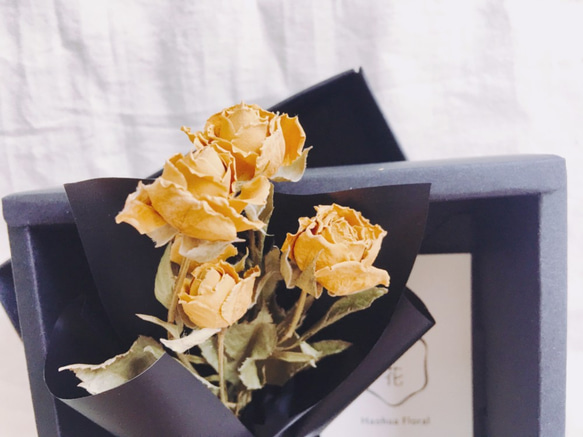 【好花】質感黑包裝乾燥玫瑰迷你花束 情人節花束(單束附牛皮黑卡盒)-黃玫瑰 第3張的照片