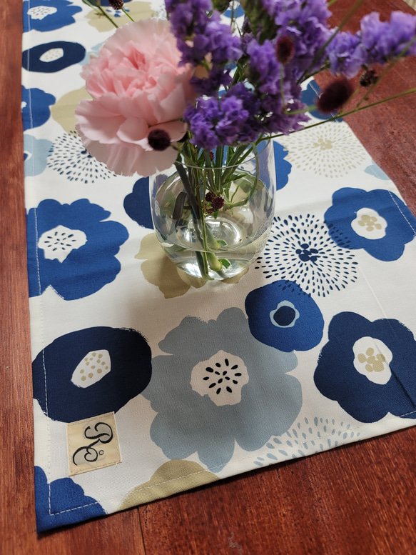 テーブルランナー　北欧風花柄ブルー　T-062 1枚目の画像