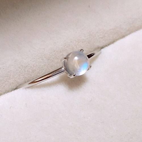 レインボームーンストーンの華奢なシルバーリング 指輪・リング lilac