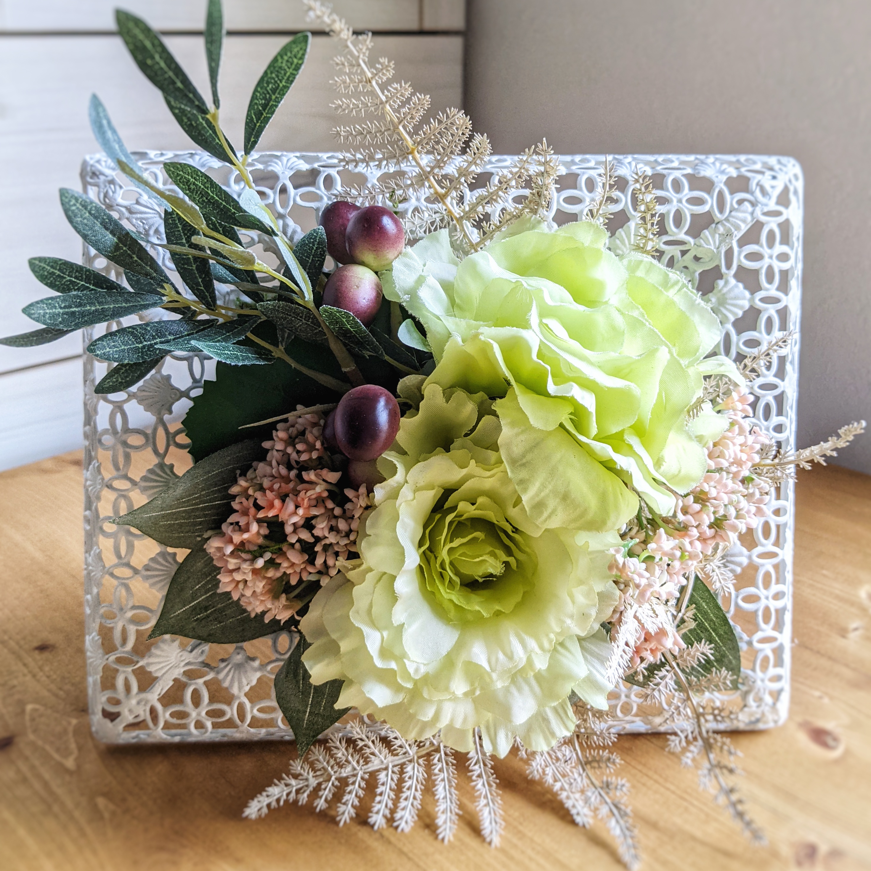 【オリーブとグリーンリシアンサス〜Lace Frame Arrangement WH】ギフト お祝い