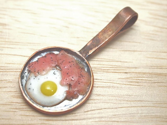 銅製フライパンの目玉焼きとハム　（C)ペンダントトップ 1枚目の画像