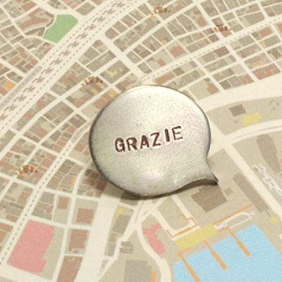 イタリア語　GRAZIE「ありがとう」　真鍮ピンブローチ 1枚目の画像
