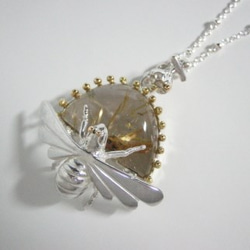 ハチとルチルクォーツのネックレス 1枚目の画像