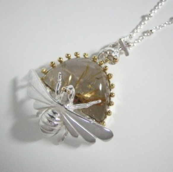 ハチとルチルクォーツのネックレス 1枚目の画像