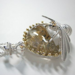 ハチとルチルクォーツのネックレス 2枚目の画像