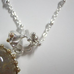 ハチとルチルクォーツのネックレス 3枚目の画像