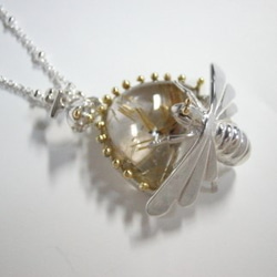 ハチとルチルクォーツのネックレス 4枚目の画像