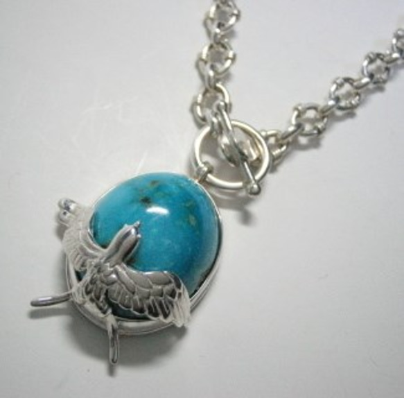 ツバメと大粒天然ターコイズのネックレス 1枚目の画像
