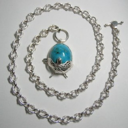 ツバメと大粒天然ターコイズのネックレス 2枚目の画像