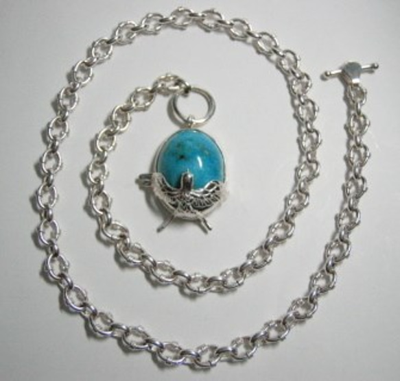 ツバメと大粒天然ターコイズのネックレス 2枚目の画像