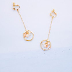 絢爛--粉橘淡水真珠天然石金屬圓框耳環 第3張的照片
