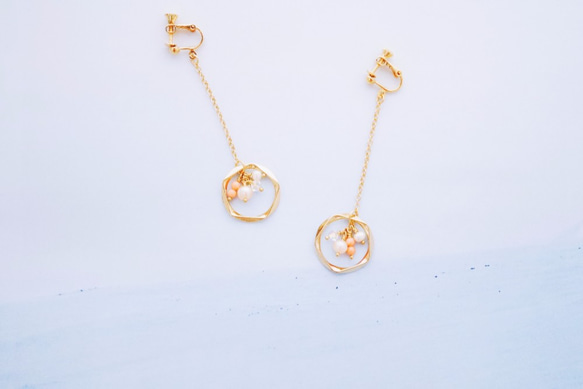 絢爛--粉橘淡水真珠天然石金屬圓框耳環 第3張的照片