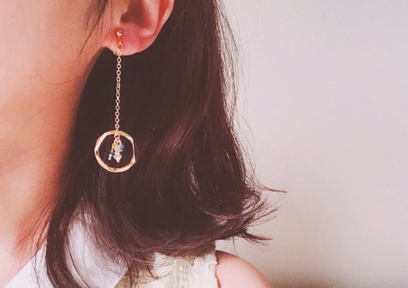 絢爛--藍瑪瑙施華洛世奇水晶珠金屬圓框耳環 第4張的照片