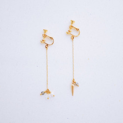 リードグレー - 耳のクリップ - スペクトル石真珠のイヤリング非対称矢印服を着て 1枚目の画像