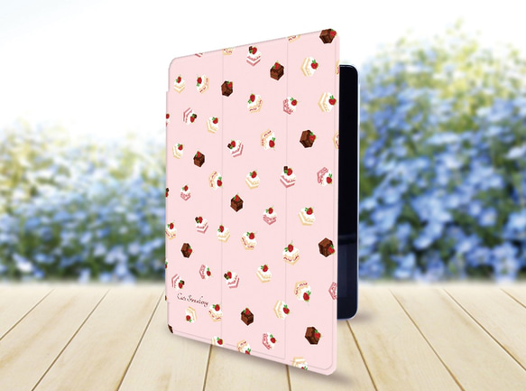 【苺のショートケーキ（ペールピンク）】手帳型iPadケース【バックカバー：ハードタイプ】（片面印刷/カメラ穴あり） 2枚目の画像