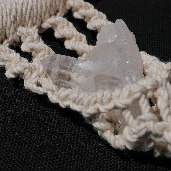 天然石「水晶のゆりかご」マクラメ・ハンギングバスケットタペストリー鉱物サンキャッチャー[mhq-200819-03] 3枚目の画像
