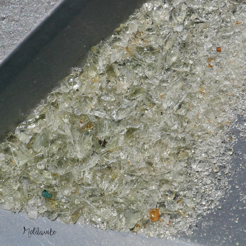天然ガラス モルダバイト(チェコ共和国産)パウダー状＆極小原石 約1g分