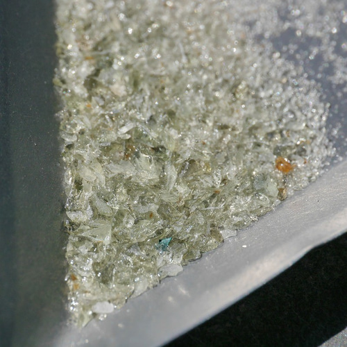 天然ガラス モルダバイト(チェコ共和国産)パウダー状＆極小原石 約1g分