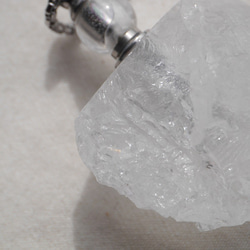 現物☆天然石ラフロック水晶アロマボトル約49mm香水瓶 約70cmロングネックレス付き[ab-201010-qz01] 8枚目の画像