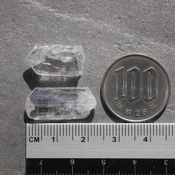 現物☆天然石2個セット ダンビュライト(メキシコ産)結晶原石 合計約5g キラキラ鉱物[danb-201125-01B] 4枚目の画像